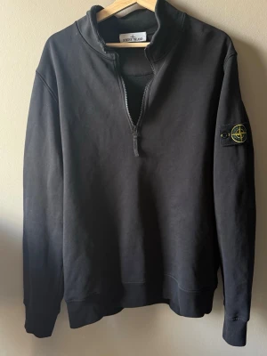Stone Island half zip - Zip tröja från Stone Island, köpt på Nk för 3399kr, storlek XL sitter som L 