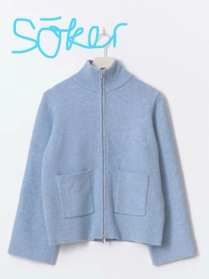 SÖKER Ljusblå stickad ziptröja - SÖKER GINA TRICOT KNITTED POCKET CARDIGAN I LJUS BLÅ HELT STORLEK S ELLER M. Mysig ljusblå stickad tröja med dragkedja framtill och två stora fickor. Tröjan har hög krage och raka ärmar, perfekt för lager-på-lager. Materialet ser ut att vara mjukt och värmande, passar bra till kalla dagar.