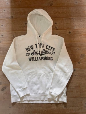 Angelo Litrico  - Säljer en sjuk hoodie från Angelo Litrico Riktigt sällsynt modell som man typ aldrig ser längre.   Cream/vit färg med fett clean New York/Williamsburg tryck framtill.   Size L passar M, sitter skitnice och är i väldigt bra skick.  Perfekt vintage/streetwear piece, först till kvarn