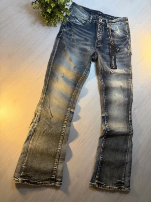 PURPLE-BRAND(Flared jeans) - PURPLE-BRAND (Flared jeans) - Storlek: 30📏  - Skick: 10/10♻️   - Pris: 800kr💵   - Färg: Blå - Frakt: Fraktas samma dag, anländer till dig inom 3-4 dagar🚚   Tveka inte att skriva vid minsta fråga!💭