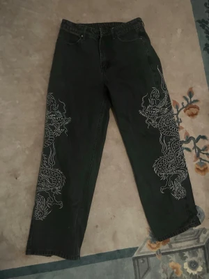 Svarta Ed hardy jeans - Ed hardy svarta jeans, Snygga köpta från Urban outfitters göteborg, rivna längst ner men annars perfekta
