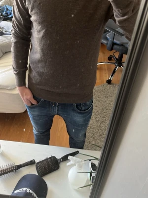 Brun stickad tröja i basic stil - En enkel och stilren brun stickad tröja med rund hals och långa ärmar. Tröjan har ribbade muddar vid ärmslut och nederkant, perfekt för lager-på-lager. Passar dig som gillar en clean och avslappnad look. Passar dig som är mellan 175-180 cirka 68-75kg
