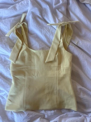 Gul topp zara - Perfekt till sommaren! Jättesöt gul topp med rosetter på axlarna! Efterfrågad! Har lappen kvar!