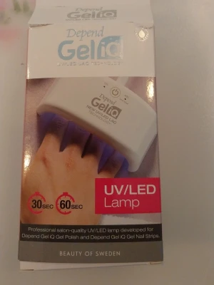 Depend GeliQ UV/LED Lampa - UV/LED-lampa från Depend GeliQ, perfekt för att härda gelnagellack och nagelstrips. Lampan är vit, kompakt och har timerfunktioner på 30 och 60 sekunder. Tillverkad i plast och passar för professionell nagelvård hemma.