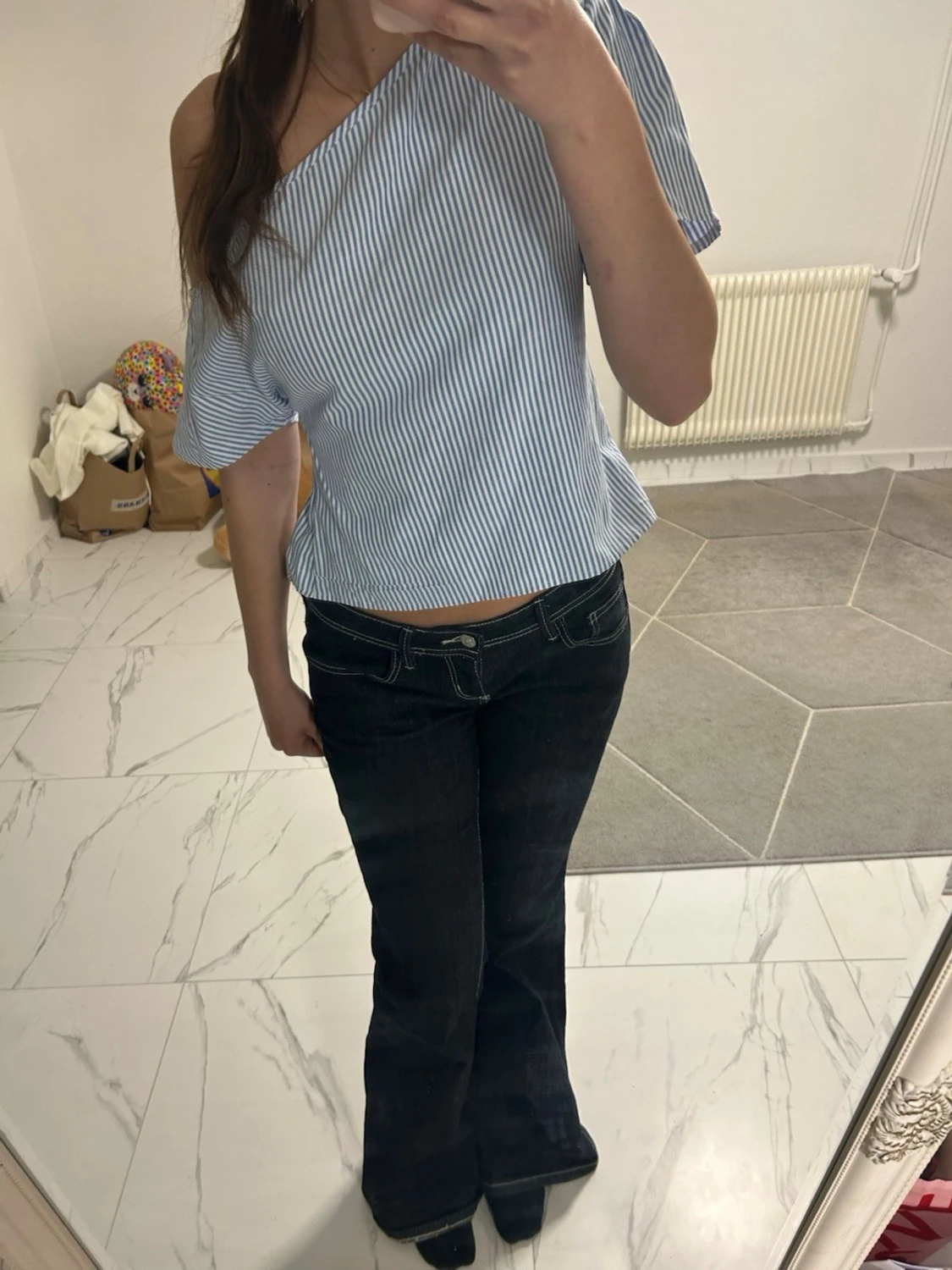 Blåvit randig oneshoulder topp