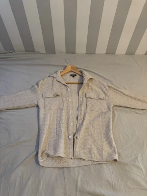 Beige overshirt med fickor - Stilren beige overshirt, minns inte riktigt vart jag köpte den tror HM kanske. den är riktigt snygg och perfekt för sommaren 