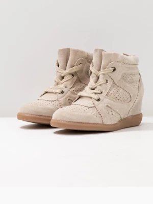 Beige kilklackade stövletter i mocka - Snygga beige stövletter med kilklack och snörning. Tillverkade i mjuk mocka med perforerade detaljer för extra stil. Yttersulan är i gummi och ger bra grepp. Perfekta för dig som vill ha både höjd och komfort i din look.