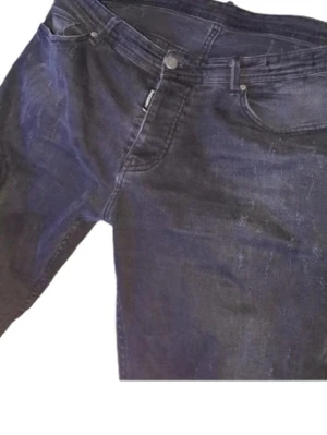 Svarta jeans från Dsquared2 - Snygga svarta jeans från Dsquared2 med klassisk femficksmodell och diskret tvättad look. Jeansen har raka ben och är tillverkade i mjuk denim med stretch för extra komfort. Perfekta för dig som gillar en stilren och trendig vibe. Storlek w38 passar mer som w36/ w35