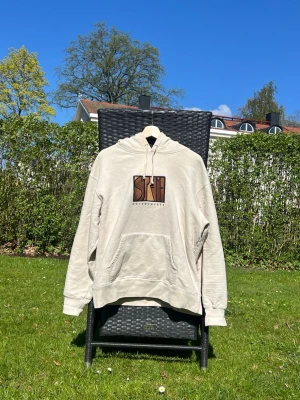 Beige hoodie från supreme - Säljer denna hoodie åt min brosha eftersom den icke används längre. Den är inte nopprig och är i bra skick.