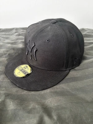 Svart New era keps - helt ny, aldrig använd. kostar endast 99kr!