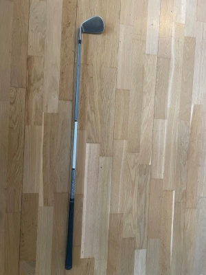 58 gradig wedge spider - Golfklubba med metallhuvud och skaft, samt svart grepp. Perfekt för dig som vill förbättra ditt golfspel eller behöver en extra klubba till samlingen. Klassisk design och stilren look. 50 grader och ett spider grepp