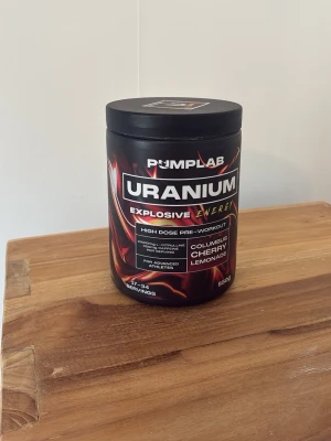 Pumplab PWO - Säljer denna cherry lemonade PWO från pumplab. Säljer den för att inte gillar smaken, man får jätte bra pump och uthållighet av den. Den är nästan helt ny, använt bara  2 skopor! 500kr ny, kan gå ner på priset lite.