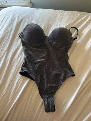 Glittrig svart body från intimissmi  - Snygg body aldrig använd 
