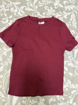 Ribbad vinröd t-shirt från H&M Divided - H&M crop top size Xs
