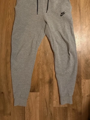 Nike tech  - Säljer mina gamla par mjukis byxor från Nike, även kallad Nike tech, i storleken xs. Skriva gärna om du har frågor! 👍