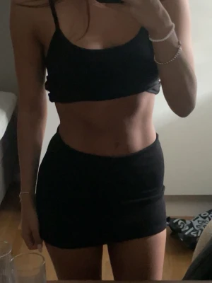 Low waist mini kjol - Low waist mini kjol från Nelly i svart färg, aldrig använd.