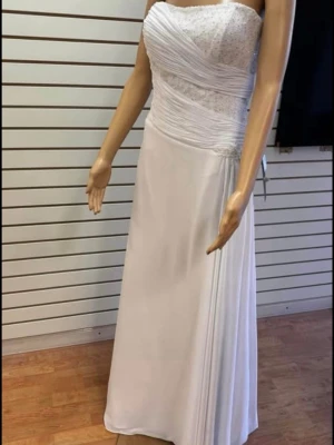 Vit långklänning med pärldetaljer - Jag säljer nu en vacker brudklänning från märket Bridal Bridal by Gino Cerruti London i storlek S. Klänningen är helt ny och oanvänd.  Hör gärna av dig vid intresse eller om du vill ha fler bilder och information.