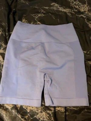 Ljuslila seamless cykelshorts - Säljer ett par ljuslila seamless cykelshorts med hög midja. Shortsen har en ribbad linning och är tillverkade i ett stretchigt syntetmaterial som passar perfekt till träning. De har en enkel design utan synliga loggor eller fickor.