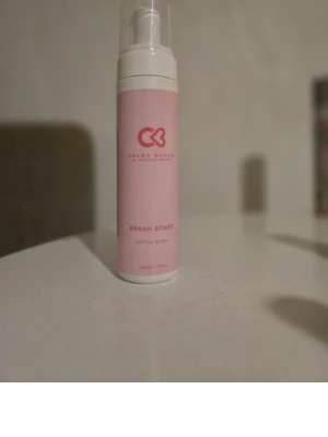 Cocoa Brown Fresh Start Tan Eraser - Cocoa Brown Fresh Start är en self tan remover i mousseform. Flaskan är rosa med vitt lock och rymmer 200 ml. Perfekt för att enkelt ta bort gammal brun utan sol. Enkel att applicera och skonsam mot huden.