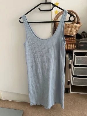 Ljusblå ribbad nattlinne Kappahl - Supersött ljusblått nattlinne från Kappahl i ribbat material. Ärmlös modell med rundad halsringning och mjuk stretchig känsla. Perfekt för mysiga hemmakvällar eller när du vill chilla i stil.