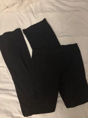 Svarta basic leggings - Ett par svarta basic leggings och stretchigt material. Perfekta att matcha med oversized tröjor eller hoodies. Klassisk modell utan synliga detaljer eller fickor.