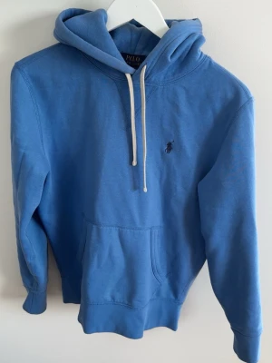 Polo Ralph lauren hoodie  - Säljer denna otroligt snygga polo hoodien. Storleken är xs men sitter mer åt S hållet. Färgen är väldigt sällsynt och otroligt fin inför sommaren.  Pris går självklart att diskutera. Hör av er vid funderingar // NILO