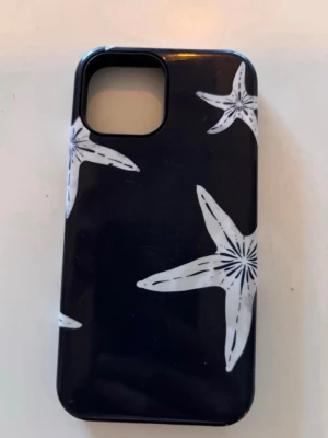 Marinblått mobilskal med vita sjöstjärnor  - Snyggt svart mobilskal med vita sjöstjärnor i stilren design. Skalet är gjort i hårdplast och har en slät yta. Passar perfekt för dig som vill ge mobilen en personlig touch med ett coolt mönster.