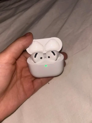 Apple AirPods Pro trådlösa hörlurar - inprencipt oanvända Säljer ett par vita Apple AirPods Pro med laddningsetui. De är trådlösa in-ear-hörlurar med stilren design och smidigt fodral. Perfekta för musik, samtal och träning. Laddningsetuit har LED-indikator på framsidan. Grym ljudkvalitet och enkel anslutning till iPhone. NY pris 1500
