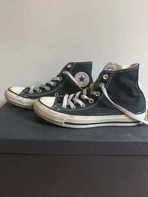 Svarta Converse  - Klassiska svarta Converse. Lite slitna men fortfarande fina. 
