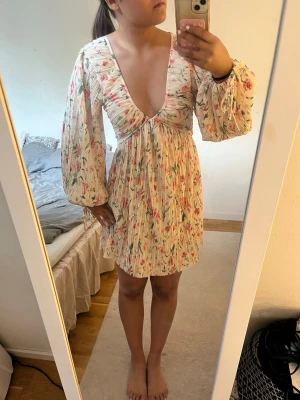 Blommig klänning - Så fin klänning från H&M som är endast testad och har kvar etikett. Så fin till sommaren och fint mönster. Den är i storlek xxs men passar mig som bär xs-m så själv skulle jag säga att den passar som S. Som referens är jag 165 cm lång.