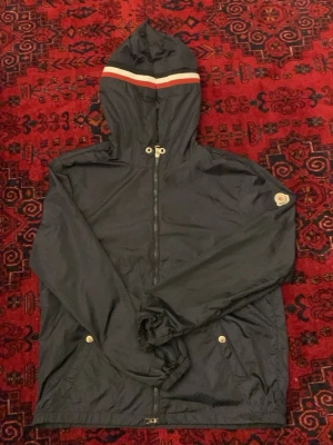Monc*ler windbreaker - En fin moncler windbreaker i färgen mörkblå inga märken eller liknande typ ny använd fåtal gånger. Storlek M/S