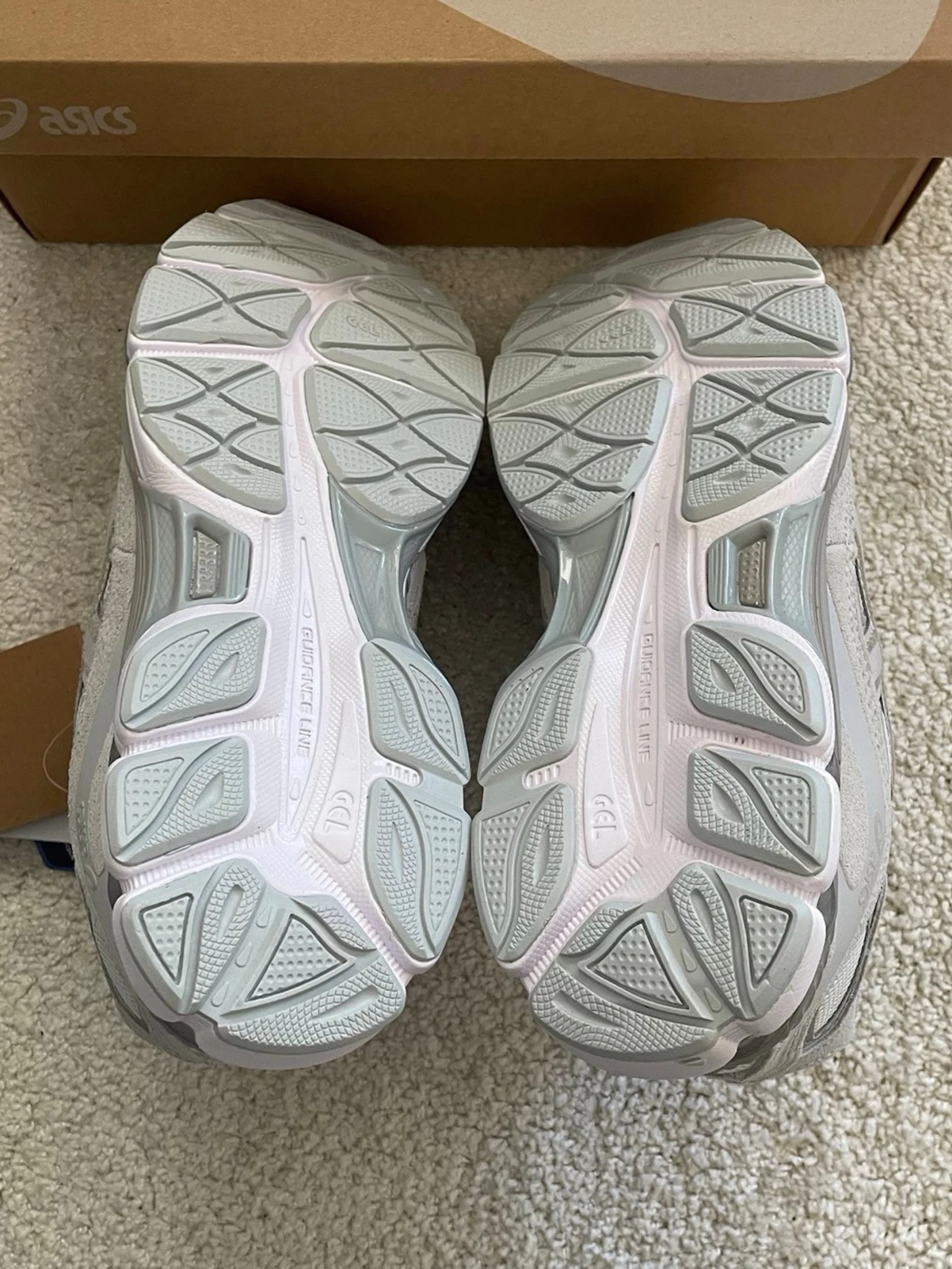 Gråa ASICS  - 3