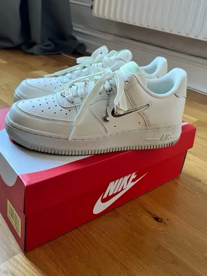 Nike Air Force 1 - Har använt en gång under studenten. Stolek 39.