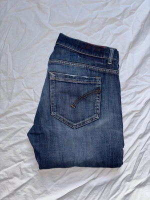 Dondup George jeans  - Ett par Dondup jeans som är mörkblåa. W34 - George skinny fit. I jättebra skick! Hör av er vid frågor eller om ni vill ha fler bilder. Skickar snabbt ✅