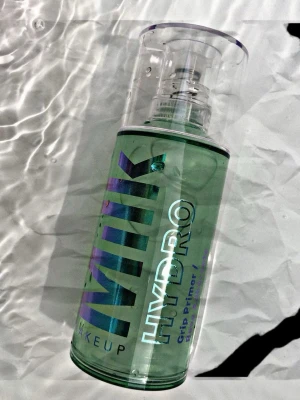 Milk Makeup Hydro Grip Primer 45ml - Milk Makeup Hydro Grip Primer är en genomskinlig, grönaktig gelprimer i en stilren plastflaska med pump. Den återfuktar huden och ger en klibbig bas som får sminket att sitta längre. Perfekt för dig som vill ha en fräsch och hållbar makeupbas. Se andra bilden för att se hur mycket som är kvar💗💗