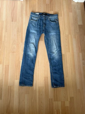 Replay jeans - Säljer ett par blå jeans från Replay, köpte men passade inte så bra så har legat i garderoben ett tag. Inga defekter vad jag kan se, storleken är 28 32.