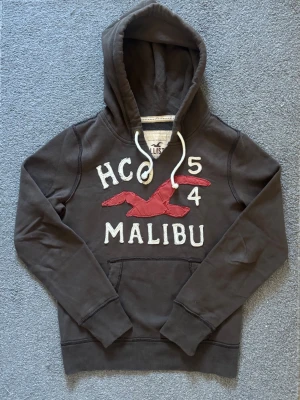 Vintage Hollister Hoodie - Säljer denna tvär snygga och sällsynta Hollsiter Hoodien! | Storlek S | Längd ≈69cm, bredd armhåla- armhåla ≈54cm | Model 175cm, 68kg | Mycket bra utan defekter! | Hör av dig gärna vid frågor! Pris kan diskuteras vid snabb affär!