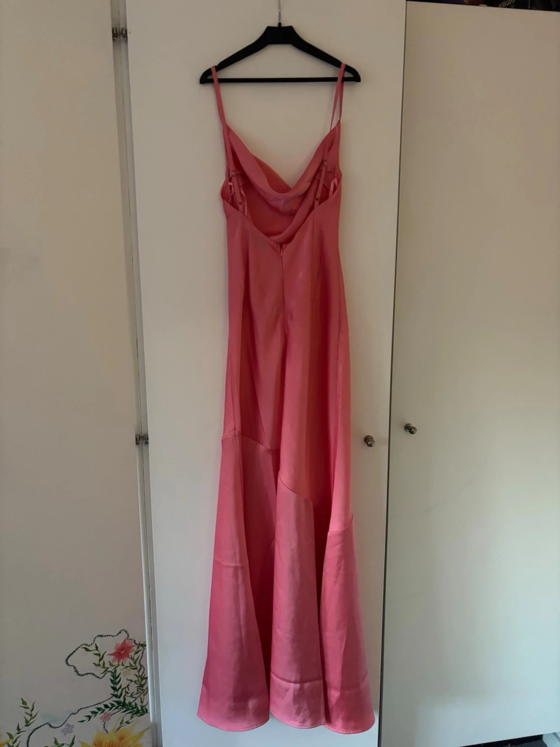 Lång rosa satinklänning med smala axelband - 3