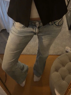 Ljusblå bootcut jeans -  ljusblå bootcut jeans från hm! 💕