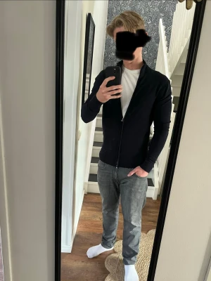 Merino Zip - These Glory Days Super Merino tröja som blivit lite tajt i ärmarna för mig. Mycket bra skick. Jag är 182cm och väger 75kg.