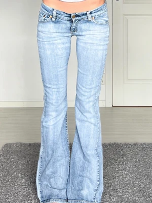 Jeans - Midjemått: 38cm rakt över, innerbenslängd: 79cm 💗