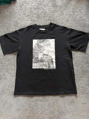 Maison Margiela T-Shirt  - Säljer en sjukt snygg Maison Margiela T-Shirt med ett nice tryck, perfekt till våren och sommaren Den är knappt använd och i ett mycket fint skick.  MADE IN ITALY🇮🇹 Frågor? Kontakta mig✅ Allt gott, mvh Noah