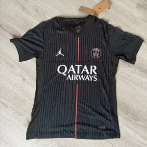 PSG 2026 - Helt ny med tags. Finns i flera storlekar. Hör av dig vid intresse