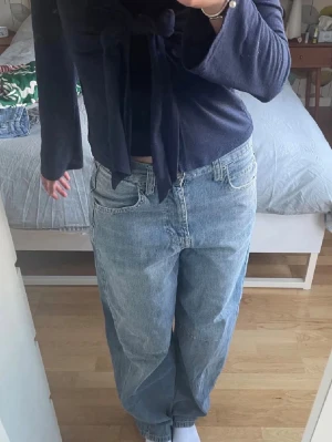 Baggy ljusblå jeans - Säljer ett par baggy ljusblå jeans. Jeansen har normal midja och avslappnad passform, perfekta för en chill och trendig look. Materialet är denim i bomull. Passar dig som gillar en loose fit-stil. Från Urban Outfitters, 