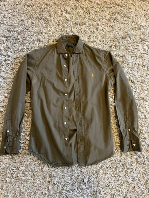 Ralph Lauren skjorta - Säljer min gamla ralphlauren skjorta | Passform är slimfit | Väldigt bra skick, inga fläckar och alla knappar finns kvar | Såklart äkta | Pris 399kr | Skriv gärna vid funderingar | 🙌🙌🙌