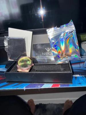 Roséguld klocka från Nibosi - Snygg klocka från Nibosi i roséguld med grön urtavla och dag- och datumvisning. Klockan har en klassisk länkarmband i metall och levereras med extra länkar och putsduk. Perfekt accessoar för att lyfta din stil. Först till kvarn!