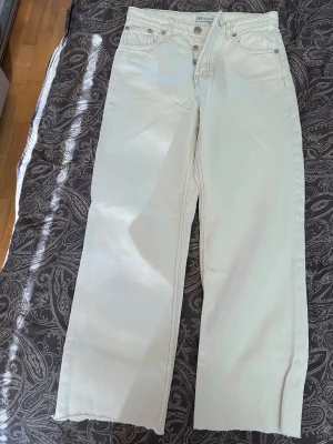 vita jeans från Zara - High waisted | passar även S