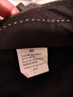 Grå kostymjacka herr, storlek 50 - Snygg grå kostymjacka i klassisk modell med knappar och fickor fram. Tyget har en diskret struktur och ger en stilren look. Perfekt för dig som vill ha en tidlös och mångsidig kavaj till garderoben.