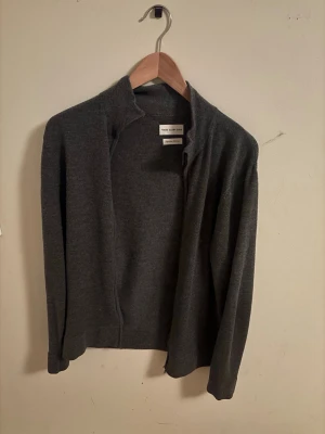 Grå full zip merinoull These Glory Days - Mörkgrå full zip från These Glory Days. Köptes för drygt ett år sedan, använt ett par gånger men den blev lite liten till slut!