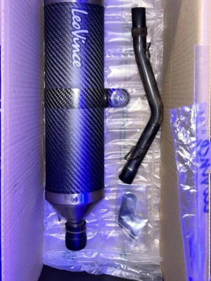 LeoVince kolfiber avgassystem - Säljer ett LeoVince avgassystem 50cc i kolfiber med tillhörande rördel. Snygg svart design med LeoVince-logga och detaljer i metall. Perfekt för dig som vill uppgradera ljudet och looken på din hoj. Knappt använt.